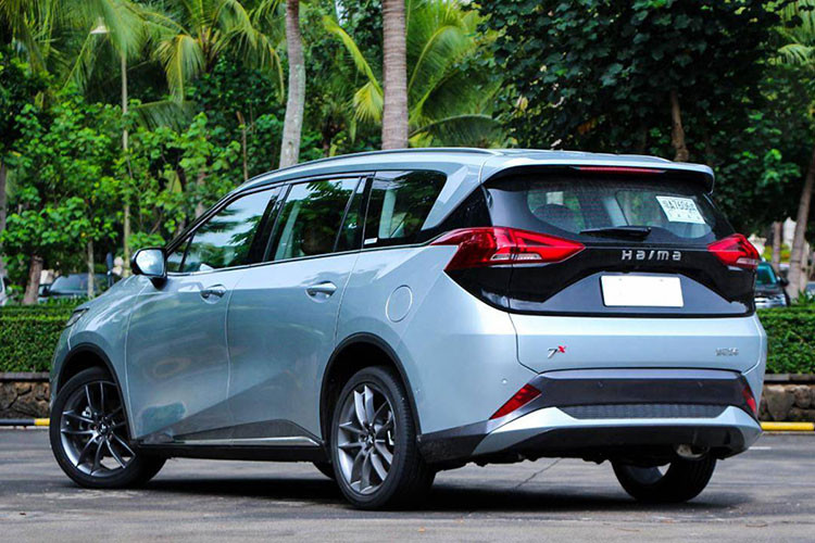 Bên ngoài, Haima 7X được thiết kế theo phong cách góc cạnh và sắc sảo. Có thể thấy rõ điều này qua những chi tiết ngoại thất như lưới tản nhiệt cỡ lớn, đèn pha, đèn hậu và cản trước/sau. Ngoài ra, thân xe còn có những đường dập gân nổi bật như trên nắp ca-pô hay bên sườn.