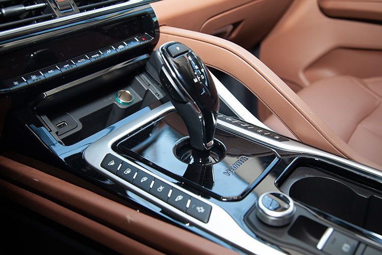 "Trái tim" của mẫu MPV này ở thị trường nước ngoài là 2 tùy chọn động cơ. Đầu tiên là động cơ xăng tăng áp 1.5L với công suất tối đa 165 mã lực. Thứ hai là máy xăng tăng áp 1.6L, sản sinh công suất tối đa 195 mã lực và mô-men xoắn cực đại 293 Nm.