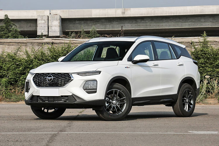 Khác với 7X, Haima 8S trên thực tế không phải là cái tên xa lạ với một số người dùng Việt Nam. Vào năm 2011, mẫu xe này từng được phân phối tại Việt Nam nhưng không gây được tiếng vang. Được phát triển dựa trên cơ sở gầm bệ Haima Global Architecture (HMGA), mẫu SUV cỡ C này có kích thước dài x rộng x cao lần lượt là 4.565 x 1.850 x 1.682 mm và chiều dài cơ sở 2.700 mm.