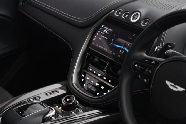 Ngoài ra, còn có một chiếc xe Aston Martin DBX 707 khác mang màu đen nhám Q Satin Jet Black đang nằm trong bộ sưu tập xe của ông Đặng Lê Nguyên Vũ.