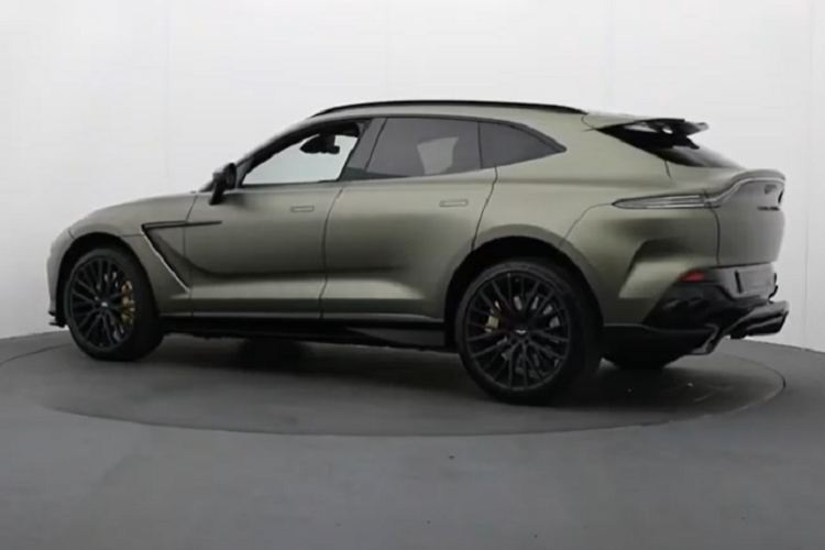Động cơ trên chiếc xe SUV hạng sang Aston Martin DBX 707 thứ 3 về Việt Nam sẽ được kết hợp cùng hộp số 9 cấp ly hợp kép và hệ thống dẫn động 4 bánh toàn thời gian mới, nhờ đó, chiếc SUV V8 nhanh nhất thế giới hiện chỉ cần chưa đến thời gian 3,3 giây là có thể tăng tốc từ vị trí xuất phát lên 100 km/h trước khi đạt tốc độ tối đa 310 km/h.