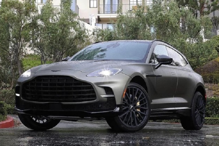 Về màu sơn, bức ảnh chụp quá xa nên chỉ thấy chiếc Aston Martin DBX 707 này có màu nhám của xám hoặc bạc, rất có thể đây là màu Satin Titanium Grey, khác biệt hoàn toàn với màu bạc Q Satin Aluminite của chiếc xe SUV hạng sang tốc độ Aston Martin DBX 707 đang mang biển kiểm soát Hà Nội.