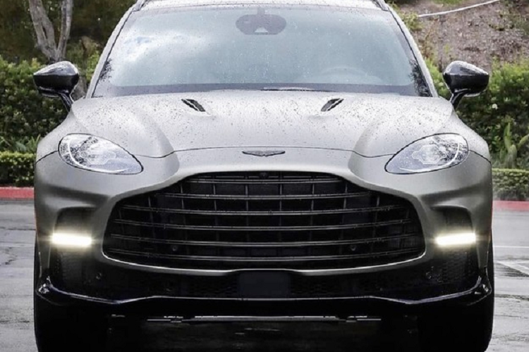 Nhìn vào phần đầu xe, cụ thể là dải đèn LED chiếu sáng ban ngày trên hốc gió bên hông cũng đủ để xác định đây không phải xe tiêu chuẩn mà là Aston Martin DBX 707 hàng hiếm, hiện tại đang là 1 trong 2 chiếc xe SUV mạnh nhanh nhất thế giới.