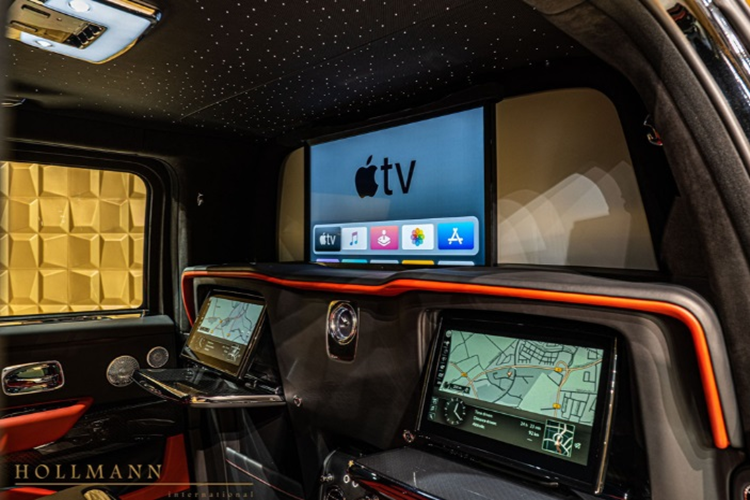 Ngoài ra, xe còn được trang bị: tường ngăn giữa người lái và người ngồi hàng ghế sau, tivi màn hình rộng, bàn ăn, ghế có chức năng sưởi/ massage…