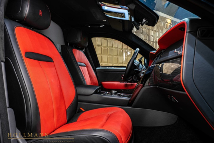 Các trang bị xịn sò cho xe bao gồm: Lớp bảo vệ chống đạn quanh xe, bản lề cửa được gia cố, cửa thoát hiểm, đèn khẩn cấp, hệ thống liên lạc nội bộ, còi báo động và thậm chí cả hệ thống chữa cháy…