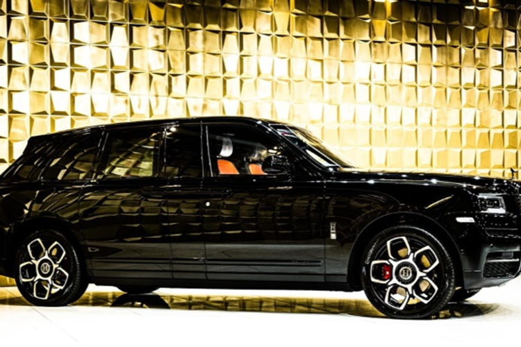 Cung cấp sức mạnh cho chiếc Rolls-Royce Cullinan này là máy xăng cho công suất 592 mã lực và mô men xoắn cực đại 900Nm. Mức giá xe Rolls-Royce Cullinan độ Hollmann từng được rao bán lên đến 1.629.760 USD (khoảng 38 tỷ đồng).