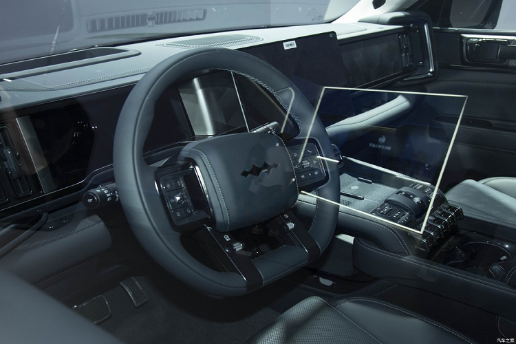 Đầu tiên là màn hình LCD nằm đằng sau vô lăng, đóng vai trò bảng đồng hồ kỹ thuật số. Bên cạnh đó là màn hình cảm ứng trung tâm cỡ lớn ở giữa. Theo truyền thống của các mẫu xe BYD thì màn hình này có thể xoay ngang hoặc dọc tùy ý. Tiếp đến là màn hình giải trí dành cho hành khách phía trước. Đặc biệt, xe còn có màn hình hiển thị thông tin kính lái HUD 50 inch.