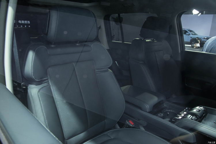 Thêm vào đó là bệ tì tay cỡ lớn ở giữa 2 ghế trước và hệ thống âm thanh Devialet cao cấp. "Trái tim" của mẫu SUV hạng trung này là hệ truyền động plug-in hybrid có tên Dual Mode Off-Road (DMO) của hãng BYD. Hệ truyền động này bao gồm máy xăng 4 xi-lanh, dung tích 1.5L và 2 mô-tơ điện, cho công suất tổng cộng 670 mã lực cùng mô-men xoắn cực đại 760 Nm. Bên cạnh đó là hệ dẫn động 4 bánh 4WD và 2 khóa vi sai khác nhau.