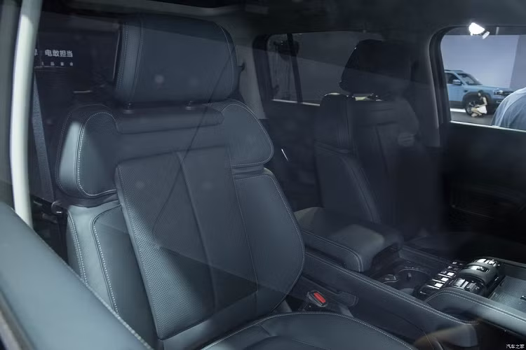 Thêm vào đó là bệ tì tay cỡ lớn ở giữa 2 ghế trước và hệ thống âm thanh Devialet cao cấp. "Trái tim" của mẫu SUV hạng trung này là hệ truyền động plug-in hybrid có tên Dual Mode Off-Road (DMO) của hãng BYD. Hệ truyền động này bao gồm máy xăng 4 xi-lanh, dung tích 1.5L và 2 mô-tơ điện, cho công suất tổng cộng 670 mã lực cùng mô-men xoắn cực đại 760 Nm. Bên cạnh đó là hệ dẫn động 4 bánh 4WD và 2 khóa vi sai khác nhau.