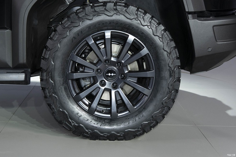 Ở khu vực bên sườn, Fang Cheng Bao Leopard 5 gây ấn tượng bằng ốp cua lốp khỏe khoắn và những đường dập gân nổi bật. Nằm bên trong hốc bánh là các bộ vành có đường kính 18 inch hoặc 20 inch, tùy phiên bản. Vành 18 inch đi với lốp BFGoodrich A/T trong khi vành 20 inch nằm trong lốp Michelin Pilot Sport. Ngoài ra, mẫu SUV Trung Quốc này còn có cột C sơn màu bạc và tích hợp đèn.