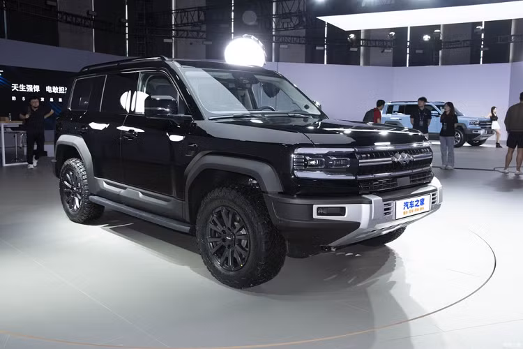 Không chỉ kích thước mà ngay cả thiết kế ngoại thất của Fang Cheng Bao Leopard 5 cũng theo hơi hướng vuông vức và góc cạnh như Toyota Land Cruiser Prado mới ra mắt. Điểm nhấn của mẫu xe Trung Quốc này nằm ở 2 dải đèn LED định vị ban ngày nằm song song với nhau trên đầu xe. Nằm giữa 2 dải đèn này là đèn pha LED và lưới tản nhiệt của xe. Tiếp theo đó là cản trước hầm hố, tích hợp tấm ốp gầm và đèn sương mù nhỏ.