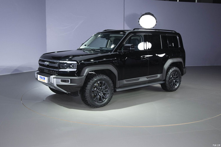 Nếu đúng như vậy, xe sẽ có giá cao hơn các mẫu ô tô mang thương hiệu BYD nhưng rẻ hơn YangWang. Ngoài Leopard 5, thương hiệu Fang Cheng Bao còn có kế hoạch tung ra 2 mẫu xe khác là Leopard 8 và Leopard 3. Trong đó, Fang Cheng Bao Leopard 8 sẽ được cho thấy trước thiết kế và thông số qua mẫu xe concept mang tên Super 8.