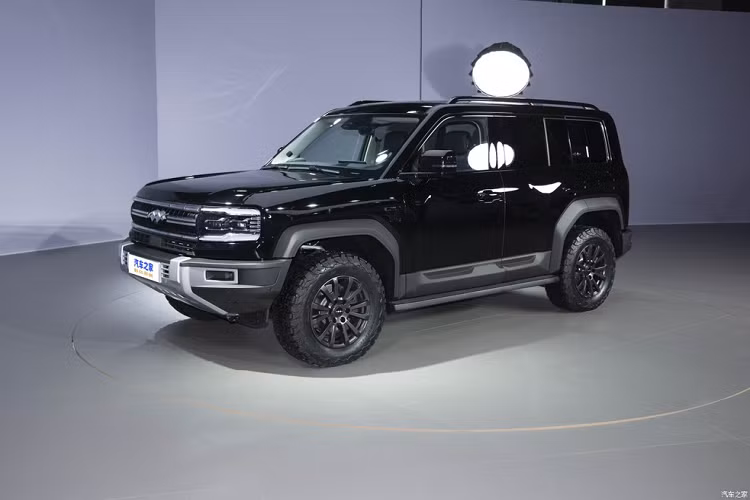 Nếu đúng như vậy, xe sẽ có giá cao hơn các mẫu ô tô mang thương hiệu BYD nhưng rẻ hơn YangWang. Ngoài Leopard 5, thương hiệu Fang Cheng Bao còn có kế hoạch tung ra 2 mẫu xe khác là Leopard 8 và Leopard 3. Trong đó, Fang Cheng Bao Leopard 8 sẽ được cho thấy trước thiết kế và thông số qua mẫu xe concept mang tên Super 8.