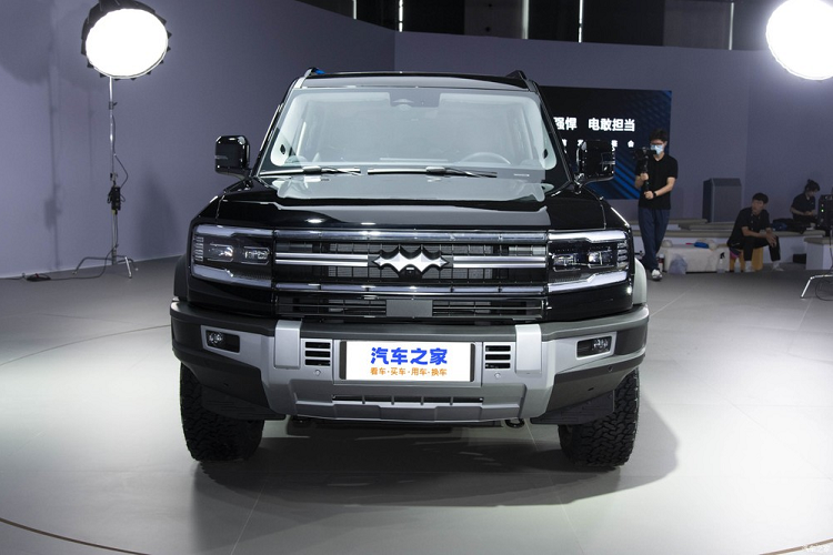 Những hình ảnh và thông tin chính thức của mẫu SUV này cuối cùng cũng được tung ra. Theo hãng BYD, Fang Cheng Bao Leopard 5 là SUV việt dã dùng khung gầm hình thang. Mẫu xe này sở hữu kích thước dài x rộng x cao lần lượt là 4.890 x 1.970 x 1.920 mm và chiều dài cơ sở 2.800 mm. Như vậy, tân binh của hãng xe Trung Quốc BYD có kích thước tương đương Toyota Land Cruiser Prado thế hệ mới.