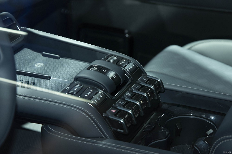 Bên dưới sàn xe là cụm pin BYD Blade với dung lượng 30 kWh, cho phép xe chạy 125 km mà không cần dùng động cơ xăng. Sau khi sạc đầy pin và đổ đầy bình xăng 80 lít, xe có thể chạy 1.200 km. Ngoài ra, BYD còn dự định tung ra bản cao cấp của Fang Cheng Bao Leopard 5 với công nghệ khung gầm Cloud-P. Công nghệ này bao gồm hệ thống treo chủ động, tùy chỉnh độ cao, tương tự đàn anh YangWang U8.