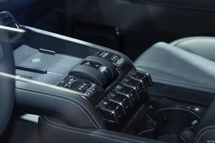 Bên dưới sàn xe là cụm pin BYD Blade với dung lượng 30 kWh, cho phép xe chạy 125 km mà không cần dùng động cơ xăng. Sau khi sạc đầy pin và đổ đầy bình xăng 80 lít, xe có thể chạy 1.200 km. Ngoài ra, BYD còn dự định tung ra bản cao cấp của Fang Cheng Bao Leopard 5 với công nghệ khung gầm Cloud-P. Công nghệ này bao gồm hệ thống treo chủ động, tùy chỉnh độ cao, tương tự đàn anh YangWang U8.