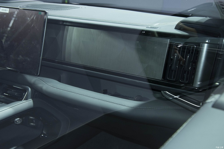 Tuy có đến 4 màn hình nhưng vẫn không loại bỏ những nút bấm cơ học. Thay vào đó, trên cụm điều khiển trung tâm của xe có một dãy nút bấm với thiết kế như phím đàn piano. Ngoài ra, ở cụm điều khiển trung tâm còn có cần số điện tử và 2 thanh cuộn để chỉnh các tính năng của xe. Tương tự một số mẫu SUV việt dã đang bán trên thị trường, Fang Cheng Bao Leopard 5 cũng có tay nắm cửa trên mặt táp-lô, nằm ngay bên dưới màn hình giải trí dành cho hành khách phía trước.