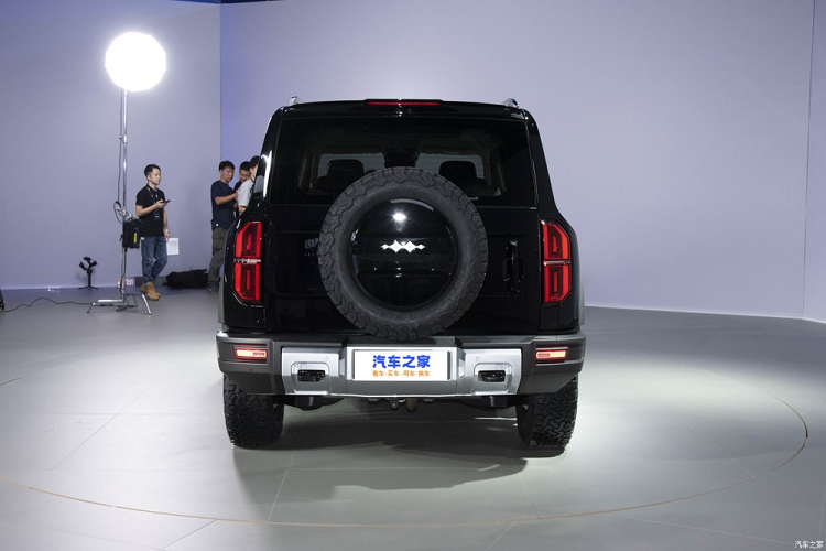 Phía sau xe, Fang Cheng Bao Leopard 5 được trang bị cụm đèn hậu nằm dọc giống Toyota Land Cruiser Prado 2024. Tuy nhiên, vì có lốp dự phòng nên cửa cốp của mẫu xe này mở sang ngang thay vì mở lên trên. Cản sau của xe có thiết kế khá tương đồng với cản trước. Bên trong mẫu xe này là nội thất 2 hàng ghế với ghế sau rộng rãi. Điểm nhấn bên trong mẫu SUV việt dã này chính là 3 màn hình trên mặt táp-lô.