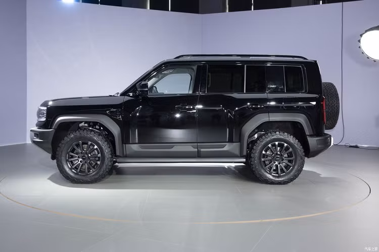 Vào hồi cuối tháng 5/2023, hãng BYD đã ra mắt thương hiệu con mới mang tên Fang Cheng Bao ở thị trường Trung Quốc. Fang Cheng Bao sẽ được định vị cao hơn thương hiệu Denza nhưng thấp hơn YangWang của hãng BYD. Theo hãng BYD, thương hiệu mới này sẽ tập trung vào SUV và mẫu xe đầu tiên của Fang Cheng Bao Leopard 5 2023 mới.