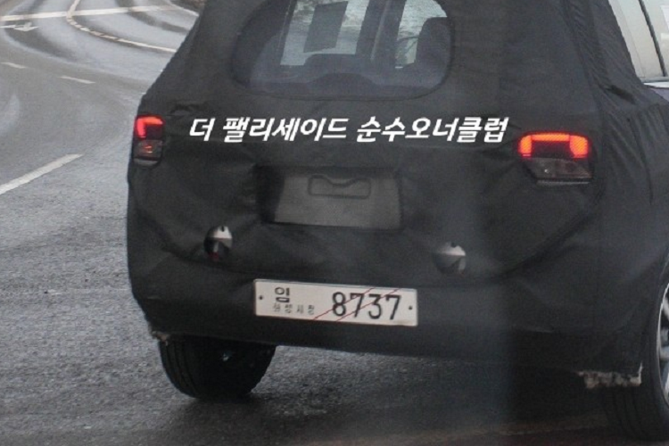 Theo dự đoán, mẫu SUV hạng A mới của thương hiệu Hyundai sẽ sở hữu chiều dài khoảng 3,8 m. Nằm bên trong thân vỏ của mẫu xe này là cơ sở gầm bệ dùng chung với Hyundai Grand i10. Đây là mẫu SUV hạng A thứ hai của Hyundai dùng khung gầm của Grand i10, sau Casper đang bán tại Hàn Quốc. Theo kế hoạch, Hyundai Exter sẽ bắt đầu lên dây chuyền sản xuất ở Ấn Độ vào tháng 7 năm nay trước khi ra mắt thị trường. Mẫu SUV hạng A này là xe toàn cầu nên sẽ được bán ở nhiều thị trường khác ngoài Ấn Độ. Giá bán của xe được dự đoán sẽ cao hơn Hyundai Grand i10 nhưng thấp hơn Venue.