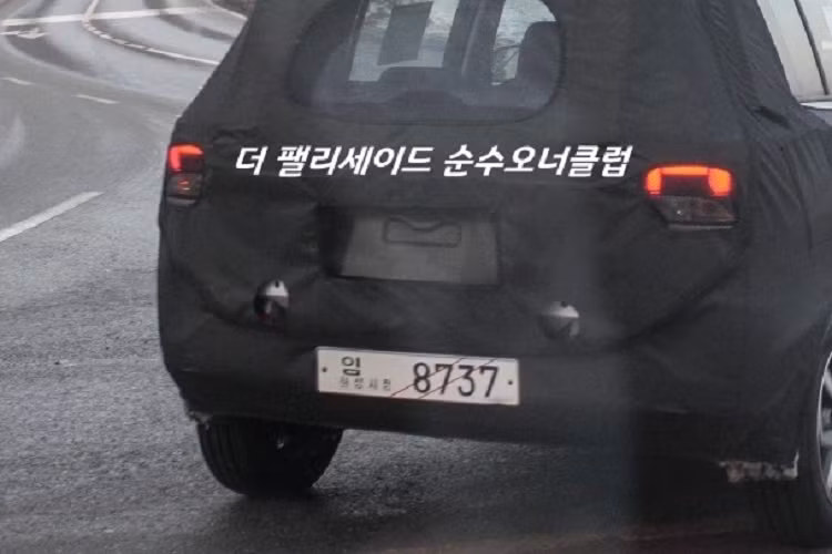 Theo dự đoán, mẫu SUV hạng A mới của thương hiệu Hyundai sẽ sở hữu chiều dài khoảng 3,8 m. Nằm bên trong thân vỏ của mẫu xe này là cơ sở gầm bệ dùng chung với Hyundai Grand i10. Đây là mẫu SUV hạng A thứ hai của Hyundai dùng khung gầm của Grand i10, sau Casper đang bán tại Hàn Quốc. Theo kế hoạch, Hyundai Exter sẽ bắt đầu lên dây chuyền sản xuất ở Ấn Độ vào tháng 7 năm nay trước khi ra mắt thị trường. Mẫu SUV hạng A này là xe toàn cầu nên sẽ được bán ở nhiều thị trường khác ngoài Ấn Độ. Giá bán của xe được dự đoán sẽ cao hơn Hyundai Grand i10 nhưng thấp hơn Venue.