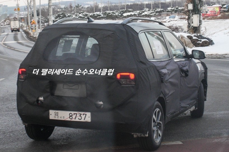 Được phát triển dựa trên ngôn ngữ thiết kế Sensuous Sportiness của hãng Hyundai, Exter sở hữu hệ thống đèn 2 tầng "bắt trend" trên đầu xe. Trong đó, dải đèn LED định vị ban ngày của xe nằm phát trên và có thiết kế hình chữ "H", tương tự Hyundai Santa Fe thế hệ mới. Nằm giữa 2 dải đèn LED định vị ban ngày có vẻ là một khe gió hẹp. Cụm đèn pha LED của xe được đặt ở bên dưới, trong hốc hình chữ nhật. Ở giữa 2 đèn pha là lưới tản nhiệt với thiết kế thẳng đứng và sơn màu đen.