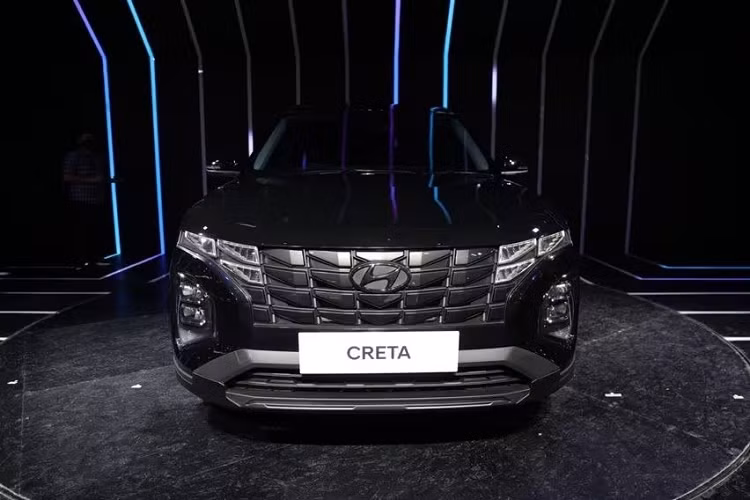 Năm 2022 vừa qua, hãng Hyundai đã đạt doanh số cao gấp 10 lần so với mục tiêu đề ra và Creta chính là sản phẩm bán chạy nhất của thương hiệu. Đây là một phần lý do khiến hãng Hyundai quyết định bổ sung phiên bản đặc biệt mới của dòng SUV cỡ B này. So với phiên bản thường, Hyundai Creta Dynamic Black Edition có ngoại hình nam tính hơn.