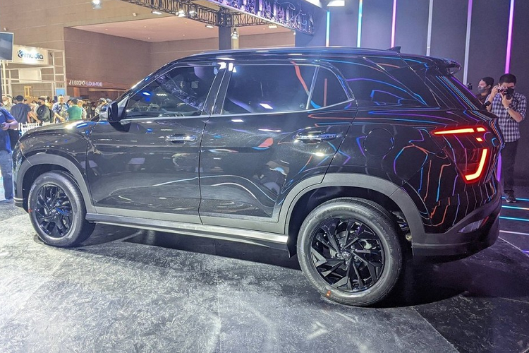 Tương tự như vậy, bộ vành la-zăng của xe không phối 2 màu như bản thường mà chỉ sơn 1 màu đen bóng. Ngoại trừ những thay đổi kể trên, Hyundai Creta Dynamic Black Edition không có gì khác biệt so với phiên bản thường.