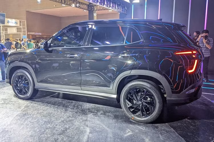 Tương tự như vậy, bộ vành la-zăng của xe không phối 2 màu như bản thường mà chỉ sơn 1 màu đen bóng. Ngoại trừ những thay đổi kể trên, Hyundai Creta Dynamic Black Edition không có gì khác biệt so với phiên bản thường.