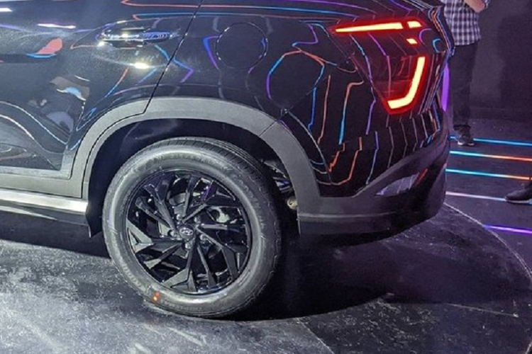 Thêm vào đó là những trang bị an toàn khá đầy đủ và hiện đại với camera lùi, hệ thống hỗ trợ tránh va chạm trong điểm mù, hỗ trợ tránh va chạm với phương tiện cắt ngang khi lùi, cảnh báo va chạm khi mở cửa, cảnh báo còn hành khách trên ghế sau, phanh tự động khẩn cấp, hỗ trợ giữ làn đường, hỗ trợ bám làn đường và hỗ trợ đèn pha.