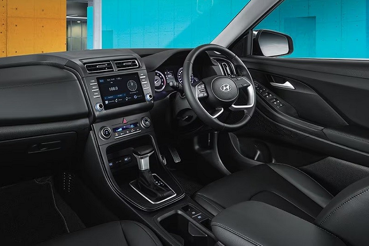 Xe cũng có đèn pha LED, dải đèn LED định vị ban ngày với thiết kế hình học tích hợp vào lưới tản nhiệt, vành hợp kim 17 inch, đèn hậu LED, ăng-ten vây cá trên nóc và cánh gió mui tích hợp đèn phanh trên cao.