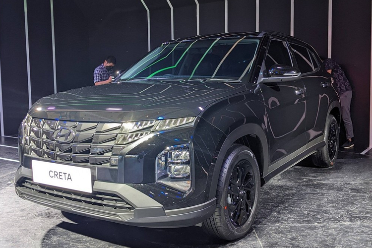 Bên trong Hyundai Creta Dynamic Black Edition cũng có bảng đồng hồ kỹ thuật số với màn hình màu LCD 10,25 inch sau vô lăng, có thể thay đổi giao diện theo 4 chế độ lái. Bên cạnh đó là màn hình thông tin giải trí dạng cảm ứng 8 inch, hệ thống âm thanh Bose 8 loa, cửa sổ trời toàn cảnh Panorama và tính năng khởi động/ngắt máy từ xa thông qua ứng dụng Hyundai BlueLink trên điện thoại thông minh.