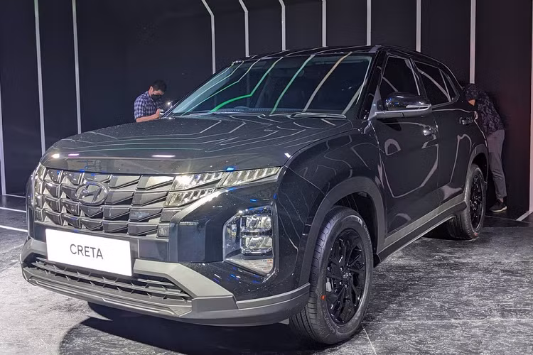 Bên trong Hyundai Creta Dynamic Black Edition cũng có bảng đồng hồ kỹ thuật số với màn hình màu LCD 10,25 inch sau vô lăng, có thể thay đổi giao diện theo 4 chế độ lái. Bên cạnh đó là màn hình thông tin giải trí dạng cảm ứng 8 inch, hệ thống âm thanh Bose 8 loa, cửa sổ trời toàn cảnh Panorama và tính năng khởi động/ngắt máy từ xa thông qua ứng dụng Hyundai BlueLink trên điện thoại thông minh.