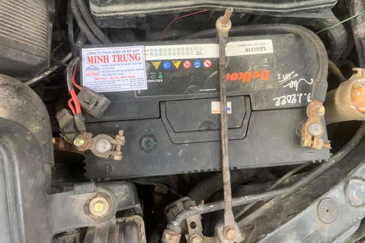 Tuy nhiên, nếu quyết định mua, các bạn cần lưu ý rằng với những chiếc xe cũ thì thời gian phải đi đăng kiểm lại khá ngắn. Chiếc Lexus LS400 này thuộc danh mục xe ôtô chở người đến 9 chỗ ngồi không kinh doanh vận tải đã sản xuất trên 12 năm nên chu kỳ đăng kiểm sẽ là 6 tháng một lần.