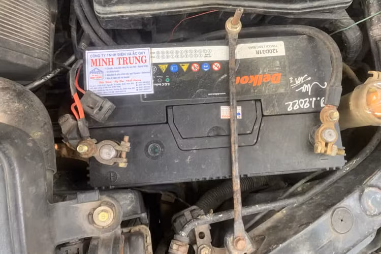 Tuy nhiên, nếu quyết định mua, các bạn cần lưu ý rằng với những chiếc xe cũ thì thời gian phải đi đăng kiểm lại khá ngắn. Chiếc Lexus LS400 này thuộc danh mục xe ôtô chở người đến 9 chỗ ngồi không kinh doanh vận tải đã sản xuất trên 12 năm nên chu kỳ đăng kiểm sẽ là 6 tháng một lần.