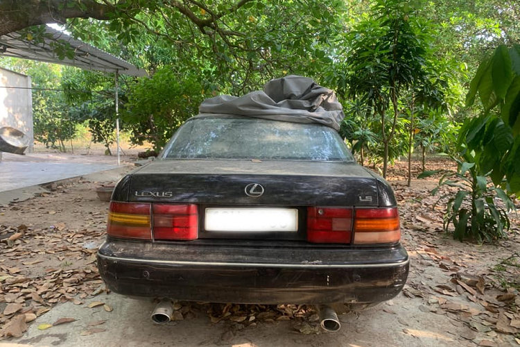 Tới phiên bản 1993, Lexus LS400 được nâng cấp tăng kích cỡ lốp, đĩa phanh lớn hơn, bổ sung 2 túi khí hai bên cho ghế hành khách, điều hòa sử dụng ga CFC, trang bị màng lọc siêu nhỏ và đèn pha cảm ứng tự động.