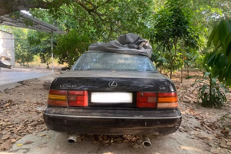 Tới phiên bản 1993, Lexus LS400 được nâng cấp tăng kích cỡ lốp, đĩa phanh lớn hơn, bổ sung 2 túi khí hai bên cho ghế hành khách, điều hòa sử dụng ga CFC, trang bị màng lọc siêu nhỏ và đèn pha cảm ứng tự động.