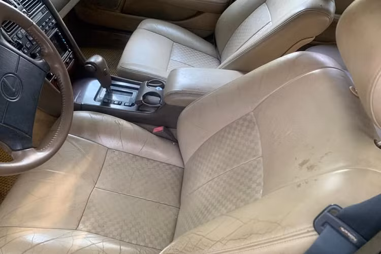 Theo chia sẻ của chủ xe, chiếc Lexus LS400 này còn “nguyên zin”, chưa hề độ, chế gì. Bất chấp ngoại thất cũ theo thời gian, chiếc xe 30 năm tuổi vẫn vận hành tốt. Ở bên trong nội thất, phần da bọc ghế của chiếc xe không bị sờn, rách mặc dù đã khá cũ. Ngoài ra, chủ xe khẳng định chiếc Lexus LS400 này vẫn có thể đăng kiểm bình thường.