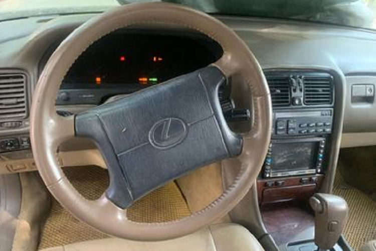 Lexus LS400 thế hệ đầu tiên được ra mắt vào năm 1990. Đây là dòng xe được ra mắt để cạnh tranh với những mẫu sedan hạng sang như Mercedes-Benz S-Class và BMW 7-Series.