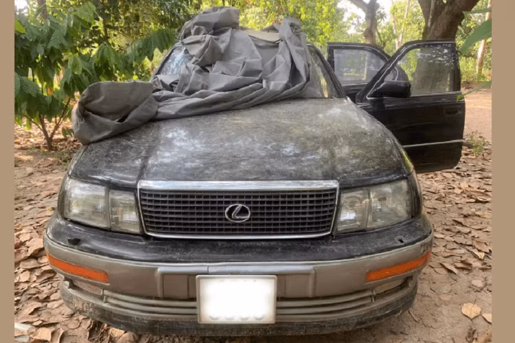 Lexus LS400 đời 1993 được trang bị khối động cơ V8 4 trục cam, dung tích 4.0L, cung cấp sức mạnh lên tới 290 mã lực cho người cầm lái. Chiếc sedan này được trang bị hệ dẫn động cầu sau và đi kèm với hộp số tự động 5 cấp.