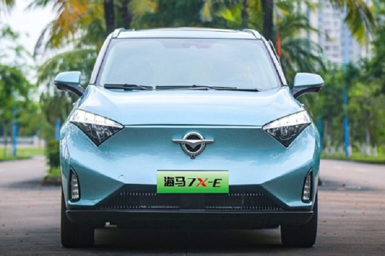 Haima 7X tại Việt Nam dự kiến là mẫu xe đầu tiên được bán từ nửa sau 2023, cạnh tranh Mitsubishi Xpander, Toyota Veloz. Hai mẫu khác là 8S và 7X-E sẽ về nước từ cuối tháng 3. Xe được bán thông qua hai showrom tại Hà Nội, và một showroom ở TP HCM. Tuy vậy thời gian showroom hoạt động, chính sách hậu mãi, bảo hành chưa được tiết lộ.