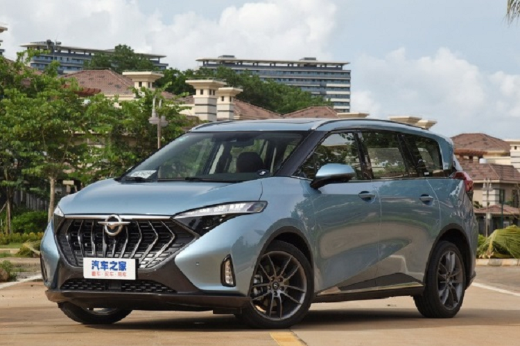 Hiện tại, nhà phân phối chưa tiết lộ giá của mẫu xe này, nhưng mức giá sẽ trong khoảng trên 1 tỷ đồng. Khi ra mắt tại Việt Nam, vấn đề trạm sạc chắc chắn sẽ là thách thức với mẫu ô tô điện này. Hiện tại, phía CarVivu đang tiến hành đàm phán để sớm phát triển trạm sạc nhanh tại Việt Nam, bên cạnh việc tặng kèm bộ sạc tại nhà cho mỗi xe bán ra.