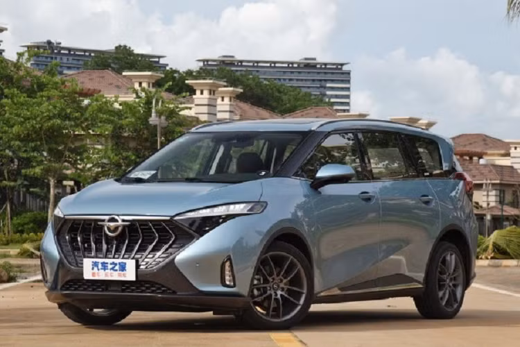 Hiện tại, nhà phân phối chưa tiết lộ giá của mẫu xe này, nhưng mức giá sẽ trong khoảng trên 1 tỷ đồng. Khi ra mắt tại Việt Nam, vấn đề trạm sạc chắc chắn sẽ là thách thức với mẫu ô tô điện này. Hiện tại, phía CarVivu đang tiến hành đàm phán để sớm phát triển trạm sạc nhanh tại Việt Nam, bên cạnh việc tặng kèm bộ sạc tại nhà cho mỗi xe bán ra.