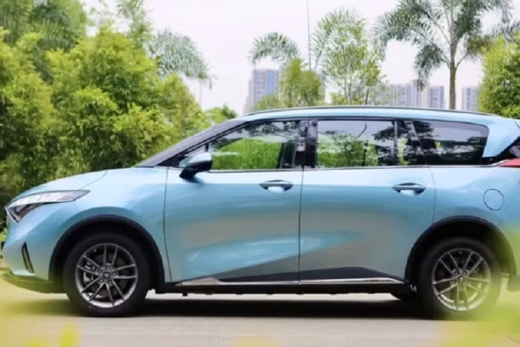 Trong số 3 mẫu xe Haima giới thiệu tại Việt Nam, Haima 7X-E được nhà phân phối kỳ vọng sẽ tiếp cận được nhiều khách hàng bởi đây là mẫu xe MPV 7 chỗ chạy điện đầu tiên được giới thiệu tại Việt Nam. Haima 7X-E được phát triển dựa trên thiết kế của mẫu MPV Haima 7X và mới được bán ra thị trường Trung Quốc vào Quý 2 năm 2022.