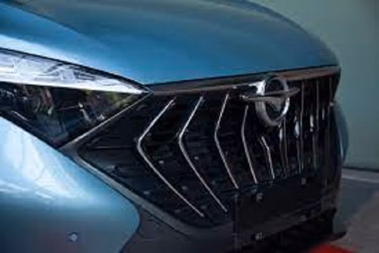 Thuộc phân khúc SUV cỡ C, xe được phân phối với 3 phiên bản, giá bán từ 600 triệu đồng. Tại quê nhà Trung Quốc, mẫu SUV này được trang bị động cơ 1.6 T-GDI với tùy chọn hộp số tự động 6 cấp và tự động 7 cấp ly hợp kép. Tuy nhiên, khi phân phối tại Việt Nam, Haima S8 sẽ chỉ có hộp số tự động 6 cấp.