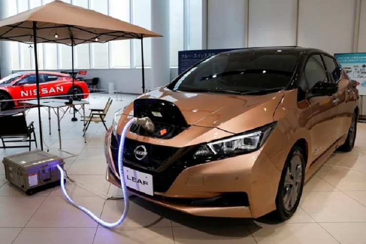 Pin thể rắn được xem là bước đột phá mới trên xe điện và Nissan tin rằng họ là người dẫn đầu. Hiện tại, nhà sản xuất Nhật Bản đã phát triển pin thể rắn trên xe Nissan đến kích thước lớn hơn 10cm, dự kiến pin thể rắn khi hoàn thiện sẽ có các cụm kích thước bằng một chiếc máy tính xách tay.