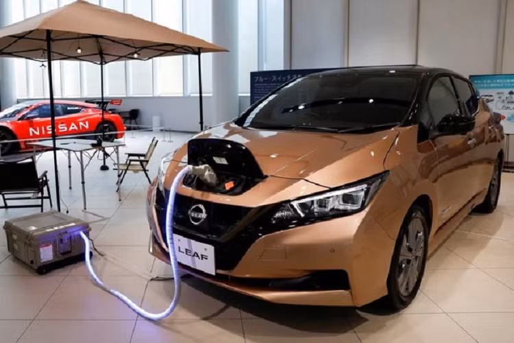 Pin thể rắn được xem là bước đột phá mới trên xe điện và Nissan tin rằng họ là người dẫn đầu. Hiện tại, nhà sản xuất Nhật Bản đã phát triển pin thể rắn trên xe Nissan đến kích thước lớn hơn 10cm, dự kiến pin thể rắn khi hoàn thiện sẽ có các cụm kích thước bằng một chiếc máy tính xách tay.