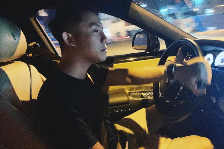 Chưa dừng lại đó, cũng chỉ 2 tháng sau, Tống Đông Khuê mua siêu xe McLaren 720S, là bản cao cấp hơn so với McLaren 570S, và tất nhiên, không có lý do gì tay chơi 9X này giữ lại siêu xe cũ. Như vậy, chỉ trong vòng 5 tháng đầu tiên của năm 2021, Tống Đông Khuê đã trải nghiệm đến 3 chiếc siêu xe.