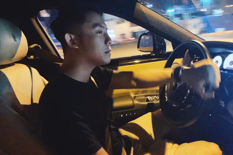 Chưa dừng lại đó, cũng chỉ 2 tháng sau, Tống Đông Khuê mua siêu xe McLaren 720S, là bản cao cấp hơn so với McLaren 570S, và tất nhiên, không có lý do gì tay chơi 9X này giữ lại siêu xe cũ. Như vậy, chỉ trong vòng 5 tháng đầu tiên của năm 2021, Tống Đông Khuê đã trải nghiệm đến 3 chiếc siêu xe.