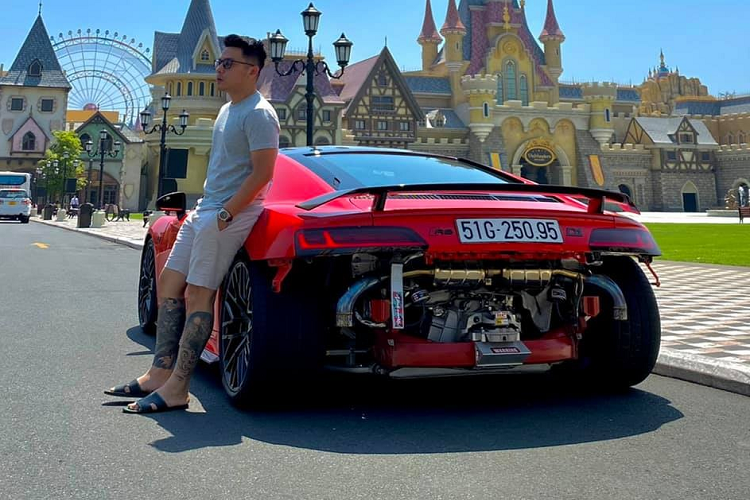 Sau khi được chú ý khi tham gia chương trình hẹn hò, Tống Đông Khuê nhanh chóng nhận được sự quan tâm của cộng đồng mạng, có thời điểm, tay chơi xe 9X này khiến ai cũng bất ngờ vì mua và bán siêu xe như thay áo, làm cho không ít người choáng trước độ giàu có.